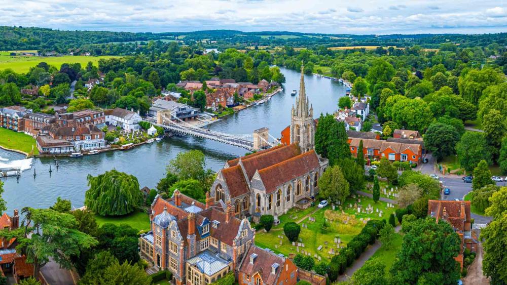 Riverside trail on Thames Path Marlow to Henley
